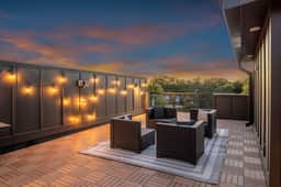 2 Luxe Townhomes + Rooftop Views Walk Score 79 - Image 2