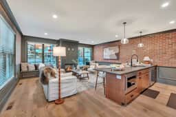 2 Luxe Townhomes + Rooftop Views Walk Score 79 - Image 5