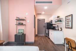 Stylish and Bright Stay Next to Capricorn Studios - Image 3