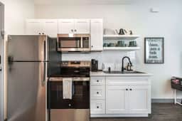 Stylish and Bright Stay Next to Capricorn Studios - Image 5