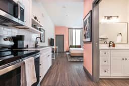 Stylish and Bright Stay Next to Capricorn Studios - Image 4