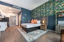 Colorful and Bright Stay near Capricorn Studios - Image 2