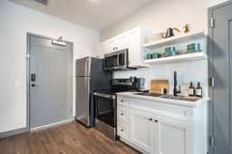 Colorful and Bright Stay near Capricorn Studios - Image 4