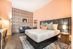 Cozy and Vibrant Studio Stay - Walk Score 72 - Image 5