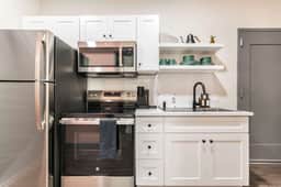 Cozy and Vibrant Studio Stay - Walk Score 72 - Image 3