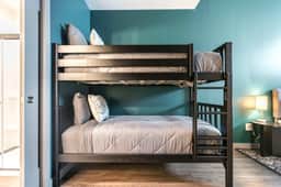 Spacious Family Suite Near Cherry St - Sleeps 6! - Image 3