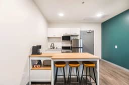 Spacious Family Suite Near Cherry St - Sleeps 6! - Image 5