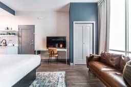 Stylish & Modern Stay Next to Capricorn Studios - Image 2