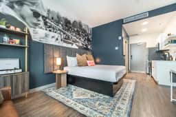 Stylish & Modern Stay Next to Capricorn Studios - Image 3