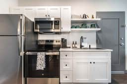 Stylish & Modern Stay Next to Capricorn Studios - Image 5