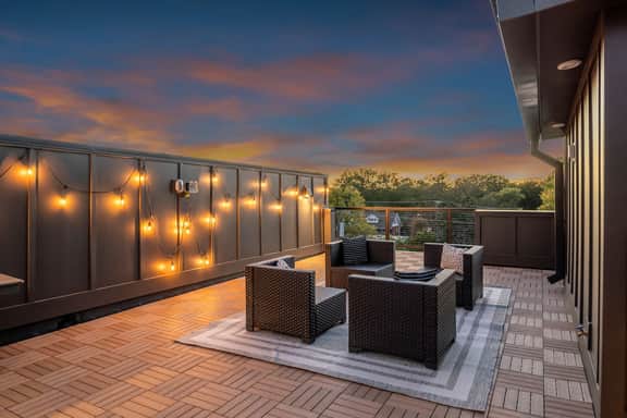 2 Luxe Townhomes + Rooftop Views Walk Score 79 - Image 2