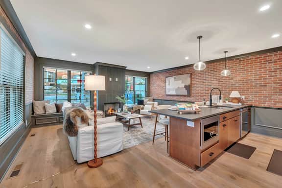 2 Luxe Townhomes + Rooftop Views Walk Score 79 - Image 5