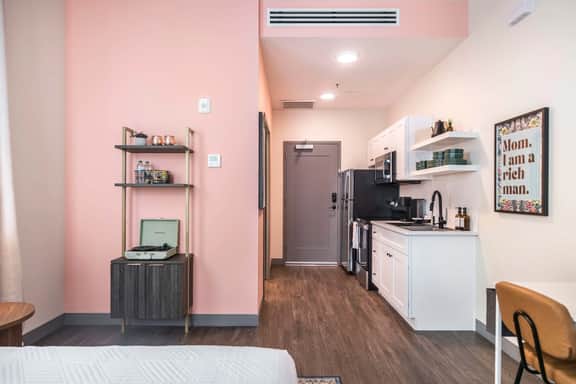 Stylish and Bright Stay Next to Capricorn Studios - Image 3