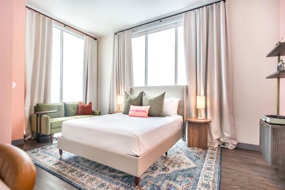 Stylish and Bright Stay Next to Capricorn Studios - Image 2