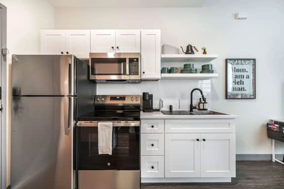 Stylish and Bright Stay Next to Capricorn Studios - Image 5