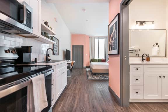 Stylish and Bright Stay Next to Capricorn Studios - Image 4