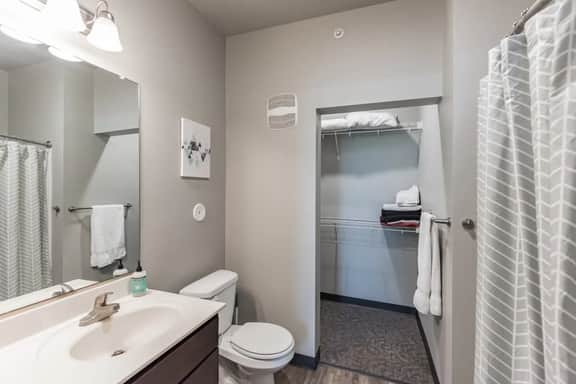 Walk to Jack Trice Stadium & Reiman Gardens Apt - Image 4