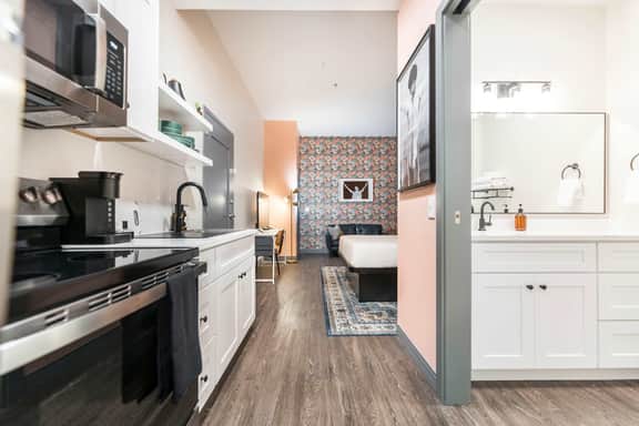 Cozy and Vibrant Studio Stay - Walk Score 72 - Image 4