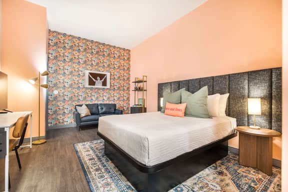 Cozy and Vibrant Studio Stay - Walk Score 72 - Image 5