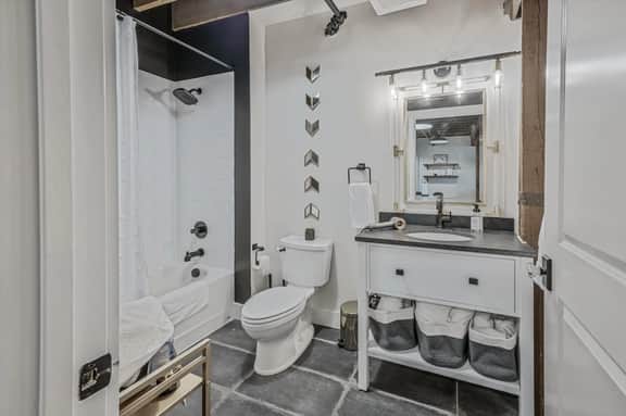 Luxe Getaway Loft + Speakeasy | Stay Near Broadway - Image 5