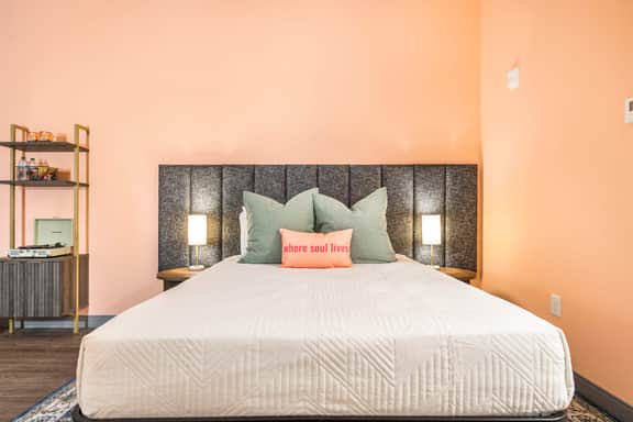 Cozy and Vibrant Studio Stay - Walk Score 72 - Image 2