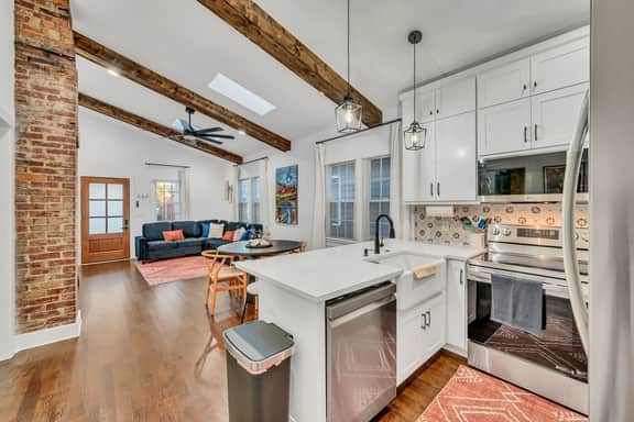 Modern and Cozy Bungalow Near City Center - Image 4