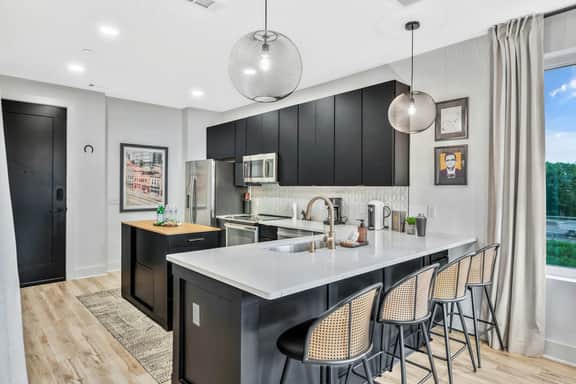 Nashville Designer PH City Views + Rooftop Access - Image 3