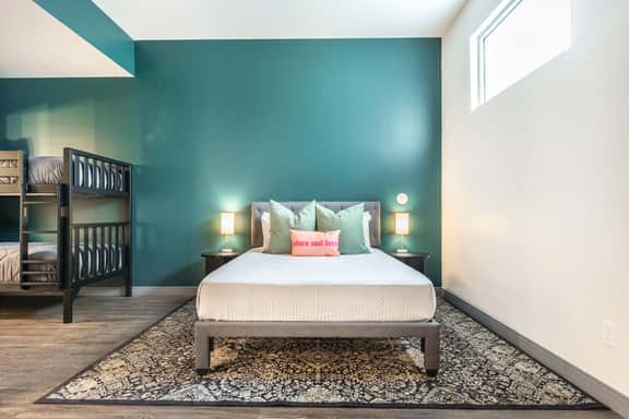 Spacious Family Suite Near Cherry St - Sleeps 6! - Image 2