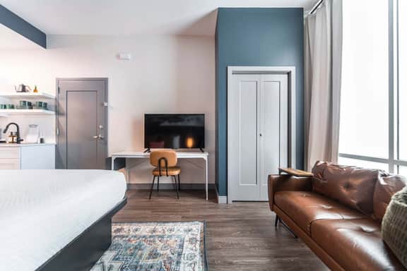 Stylish & Modern Stay Next to Capricorn Studios - Image 2