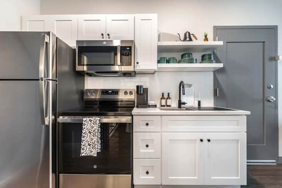 Stylish & Modern Stay Next to Capricorn Studios - Image 5