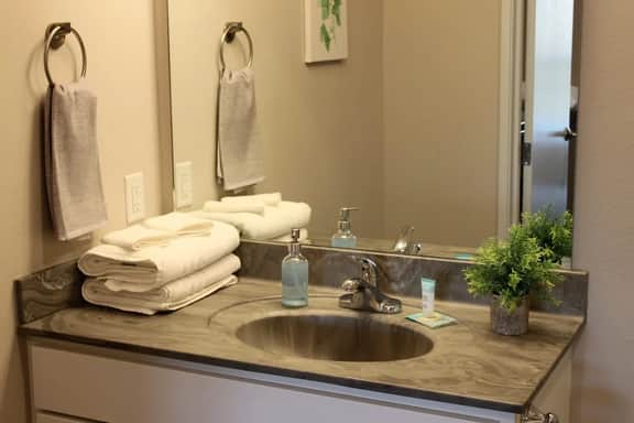 Stylish Campustown Stay with Gym & Balcony - Image 5