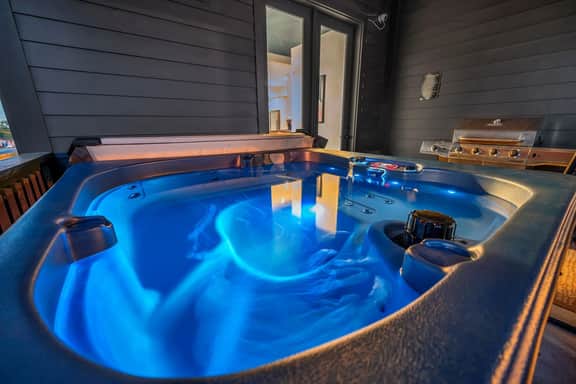 The Chic Retreat - Rooftop + Hot Tub + Cold Plunge - Image 3