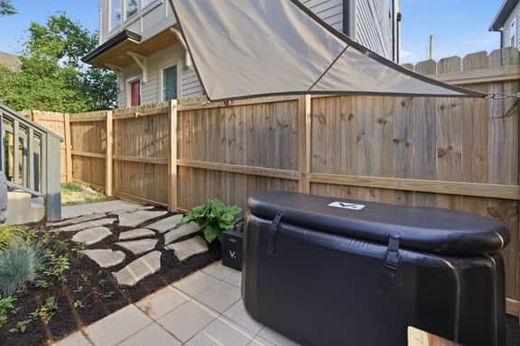 The Chic Retreat - Rooftop + Hot Tub + Cold Plunge - Image 4
