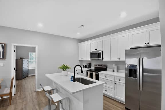 New-Build Retreat | Garage, Pool & Fitness Center - Image 3