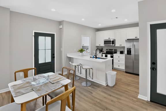 Spacious Group Stay | Soaking Tub & Private Garage - Image 3