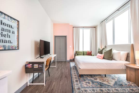 Stylish and Bright Stay Next to Capricorn Studios - Image 1