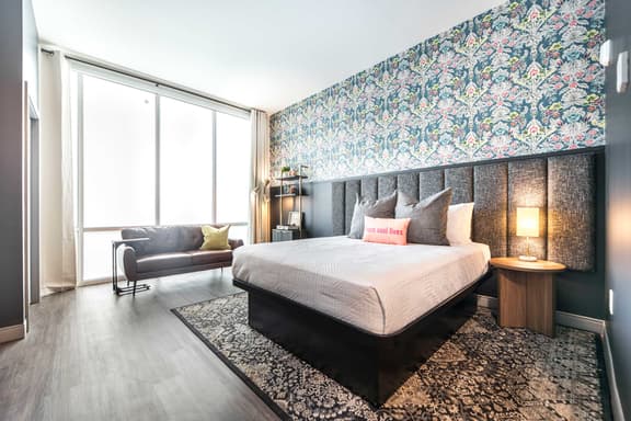 Colorful and Bright Stay near Capricorn Studios - Image 1