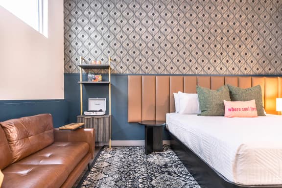Elegant & Timeless Stay - Walk Score 72 - Image 1