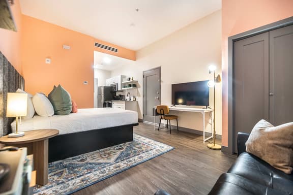 Cozy and Vibrant Studio Stay - Walk Score 72 - Image 1
