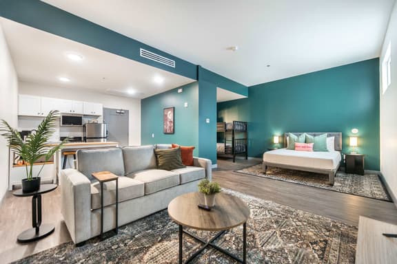 Spacious Family Suite Near Cherry St - Sleeps 6! - Image 1