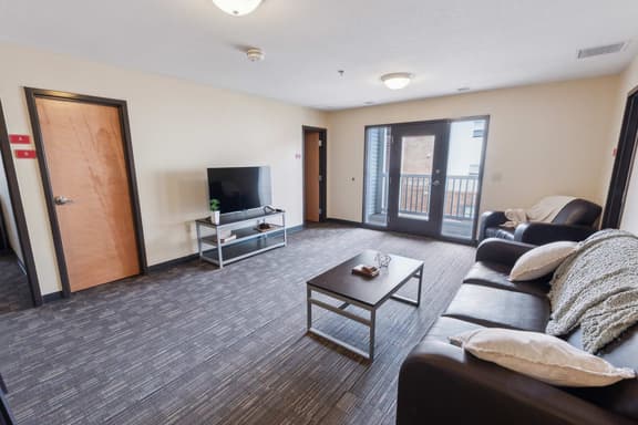 Private Balcony & Fast WiFi Near OSU & Shopping - Image 1