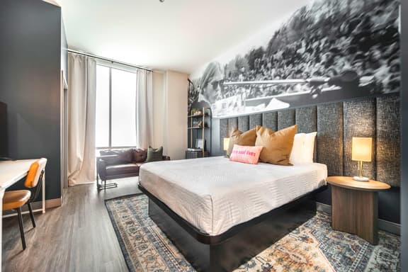 Stylish & Modern Stay Next to Capricorn Studios - Image 1