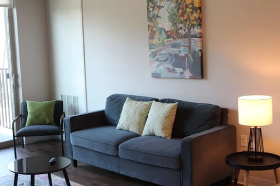 Walk to Campustown Cafes from Stylish Retreat - Image 1