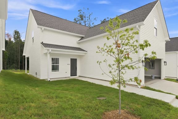 Roomy New-Build Retreat | Garage & Seasonal Pool - Image 1